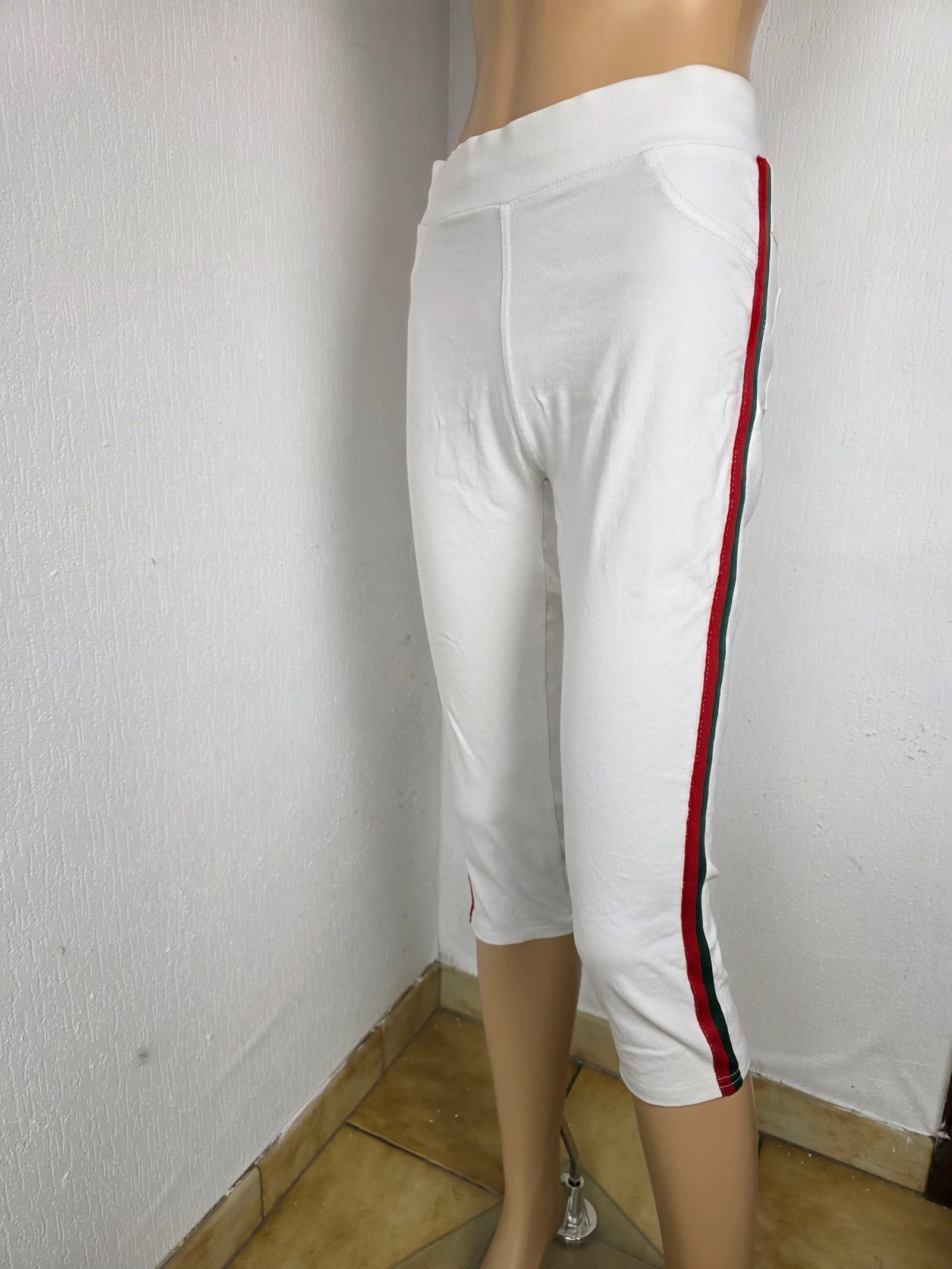 Pantacourt capri stretch avec bandes latérales sporty chic vintage 90's y2k taille jusqu'au 40